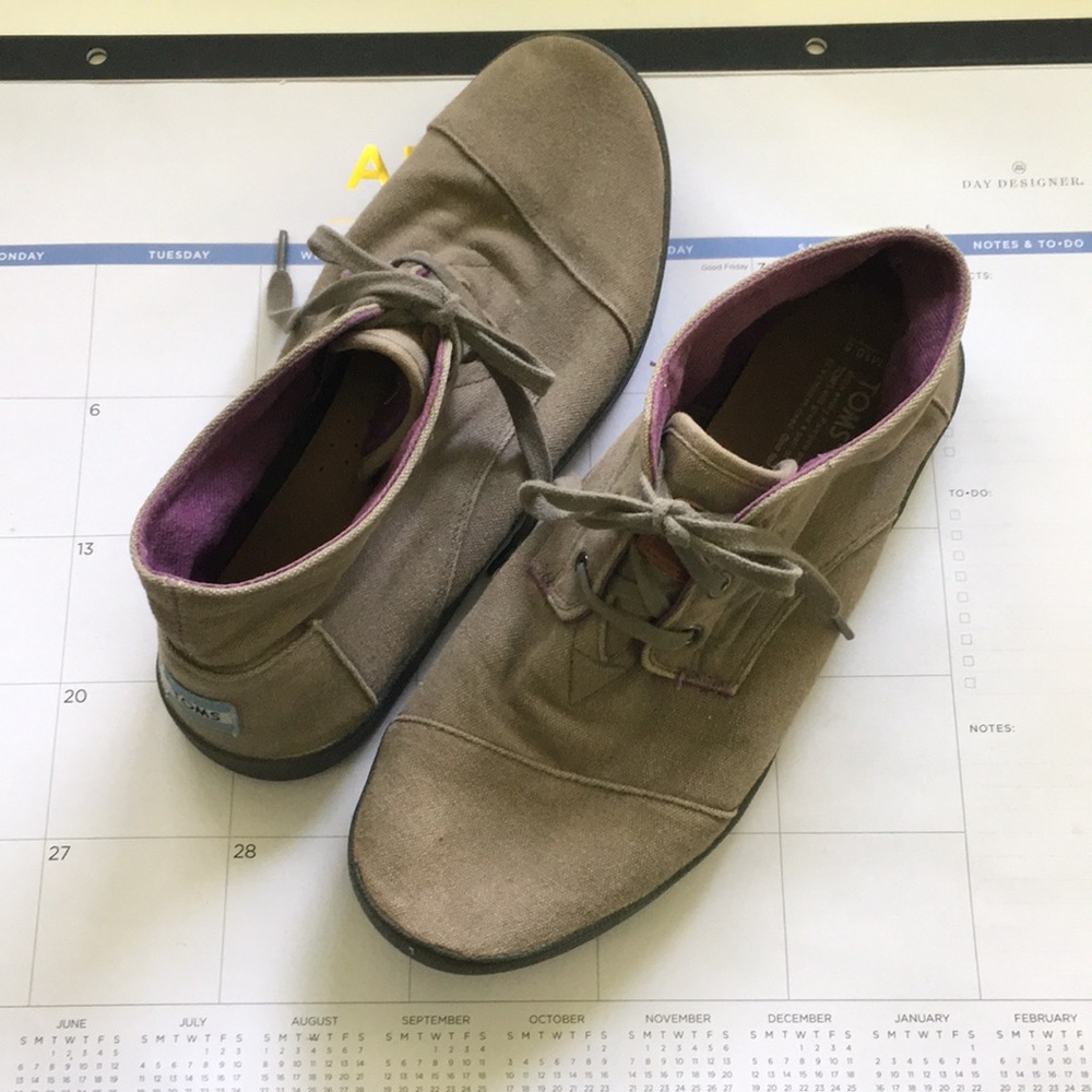 Tom’s gray/brown high top sneakers